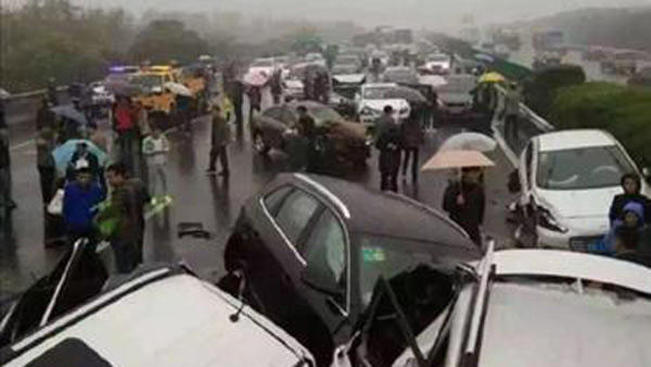 중국 고속도로서 53중 추돌사고 30여 명 사상