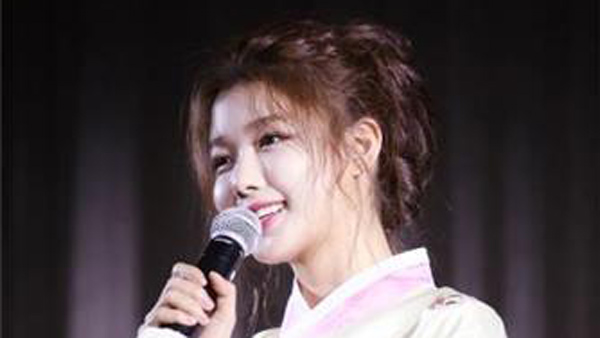 김유정 싱가포르 첫 팬미팅 성료한복 맵시 뽐내