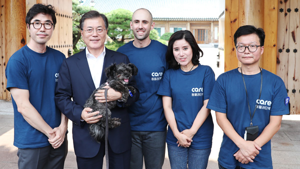 문 대통령, 폐가서 구출된 강아지 '토리' 입양