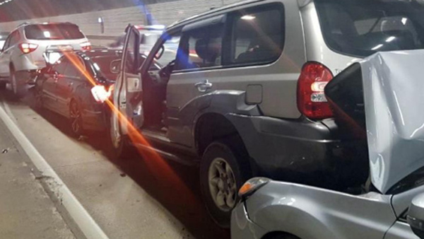 중부내륙고속도로 터널서 13중 추돌인명 피해 없어