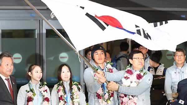 "코리아 파이팅" 삿포로 선수단 팬가족 환영 속에 귀국