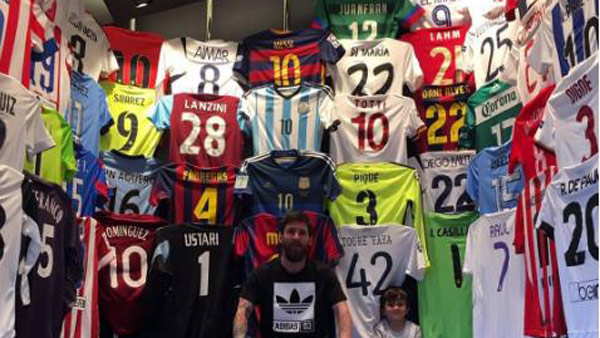 메시의 정성스러운 유니폼 콜렉션호날두는 없네