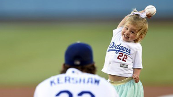 커쇼 두살배기 딸 아빠 대신 마운드에깜찍 시구