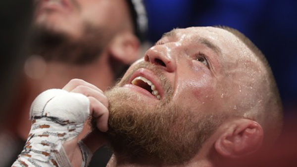 맥그리거 "주심이 너무 일찍 중단시켰다"