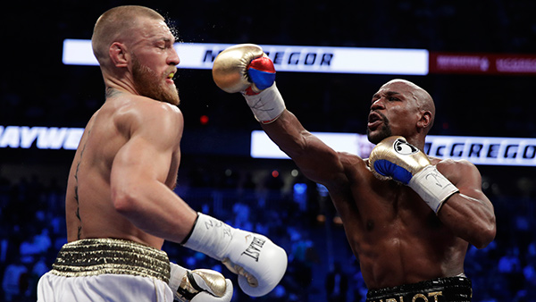 이변은 없었다 메이웨더 맥그리거에 10라운드 TKO승