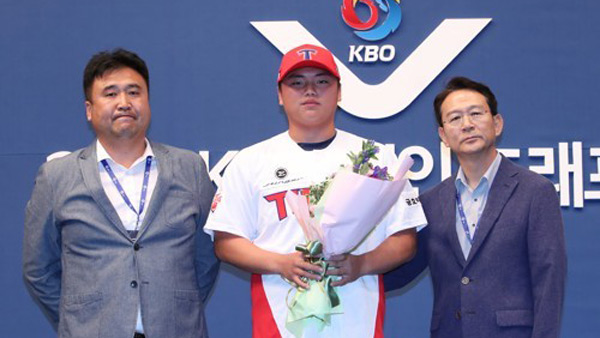 KIA 1차 지명 포수 한준수와 계약금 1억 6천만 원에 도장