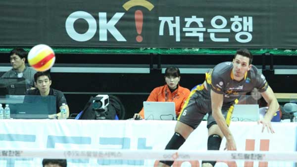 형제대결 동생이 웃다KB손보 알렉스 트리플크라운