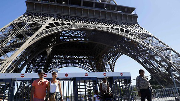 파리 명물 에펠탑 주변에 25 높이 방탄유리벽 설치