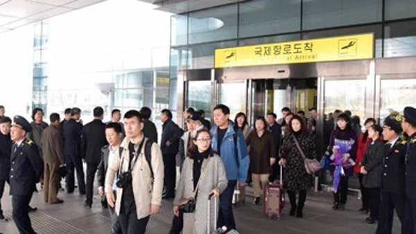 매체 "첫 단둥발 전세기 탑승 중국인들 평양서 환대"