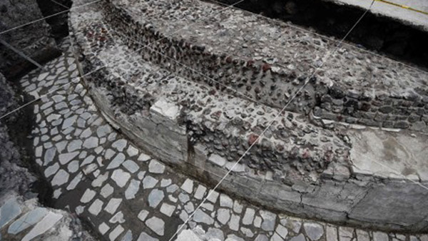 멕시코시티 아즈텍 신전서 지름 6 원통 해골탑 발견