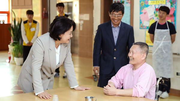 김정숙 여사 소록도병원 방문"치유희망 상징하는 땅 되기를"