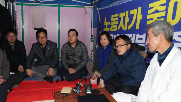 민주 파인텍 굴뚝농성장 방문"사측 만나 설득할 것"