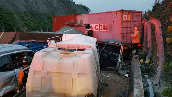 대전당진고속도로 남세종나들목 7중 추돌8명 부상