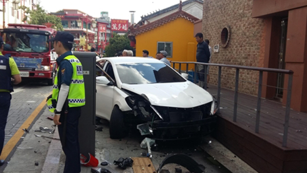 인천 중국음식점서 발레파킹하던 차량 돌진6명 부상