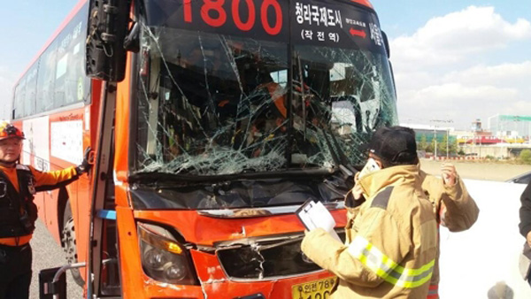 광역버스가 화물차 들이받아 승객 12명 부상