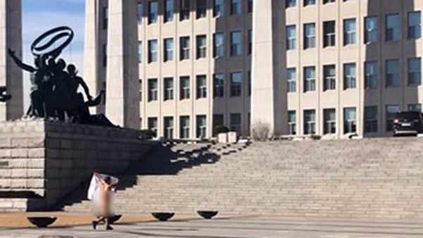 국회 앞 나체 1인 시위한 60대 남성 체포