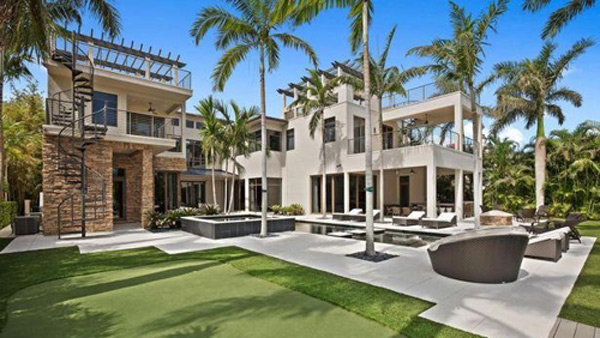 골프 스타 저택엔 체육관은 기본이고 전용 해변까지