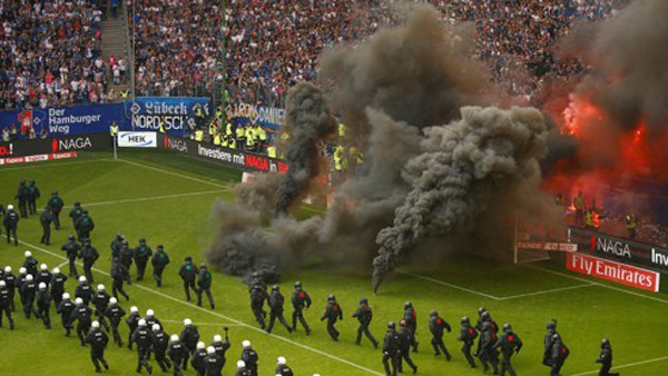 독일 함부르크 관중 그라운드로 홍염 투척"강등 못 참아"