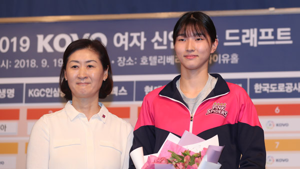 여자배구 이주아, 신인 1순위로 흥국생명 유니폼