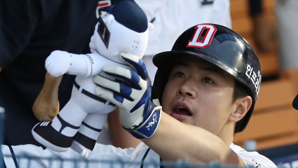 두산 김재환 역대 첫 3년 연속 30홈런100타점100득점