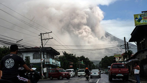 필리핀 중부 마욘화산 위험한 폭발 임박주민 수만 명 대피
