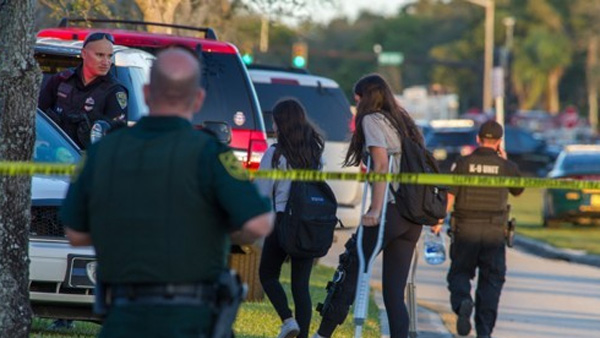 트럼프 "총격범 정신이상 징후들당국에 보고돼야"
