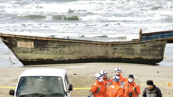 "지자체 표류 목조선박 유골 10구 북측에 인도"