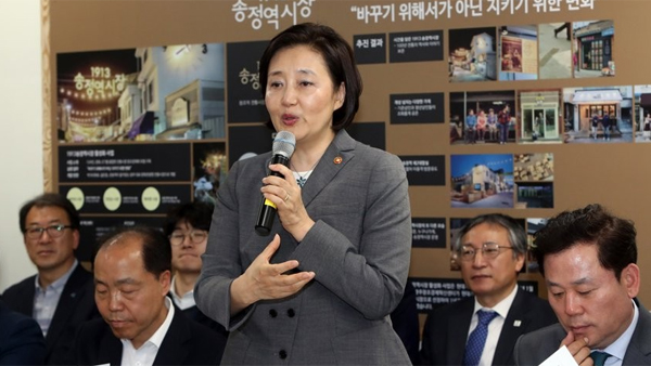 대구 방문 박영선 "전통시장 변화에 지원 아끼지 않을 것"