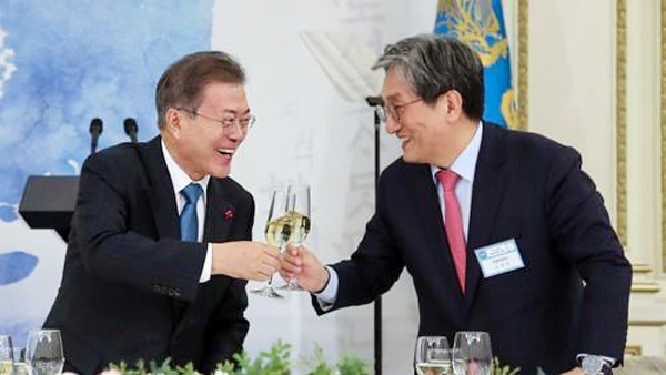 문 대통령 "새 비서실장 경제계와 당당하고 투명하게 만나달라"