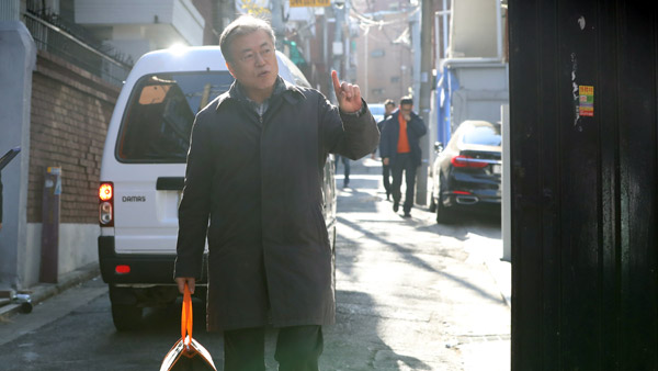 문 대통령 설 앞두고 결식 청소년에 도시락 배달 