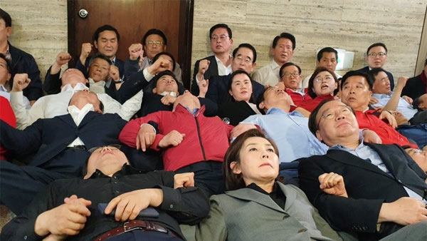 나경원 "비장한 각오와 단합된 힘으로 패스트트랙 저지"