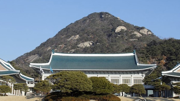 문대통령 청와대 인사수석 전격 교체김외숙 법제처장 발탁  