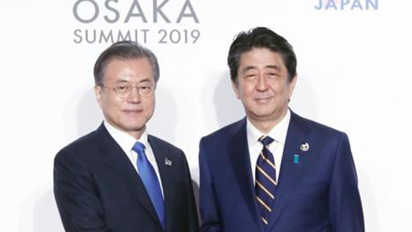 문 대통령 G20 공식환영식서  아베 총리와 조우