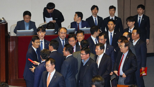 한국당, '공수처법 표결' 앞두고 또 의장석 점거…경호권 발동  
