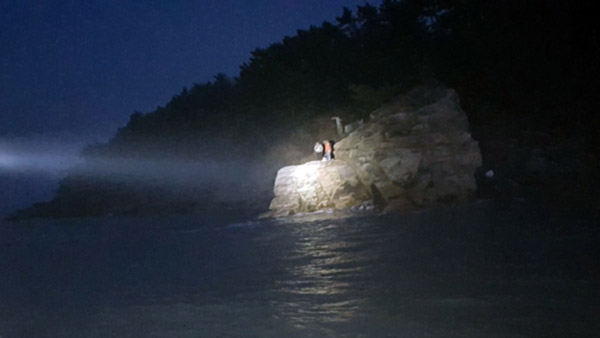 태안서 민어도 인근 갯바위 고립 30대 2명 구조
