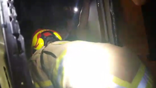 부산 경부고속도로 진입로서 1톤 트럭 전복…3명 부상