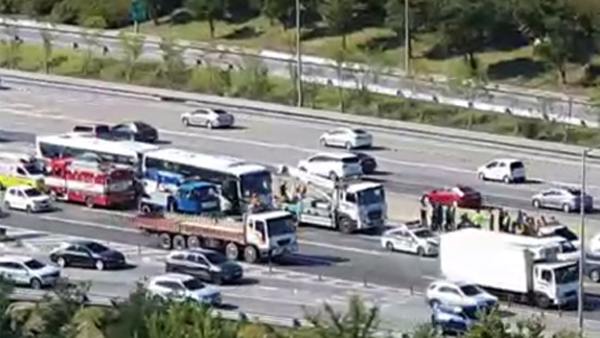 집회현장 가던 경찰버스 승용차와 3중 추돌의경 24명 부상