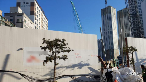 서울 까치산역 앞 크레인 기울어 작업자 2명 구조…