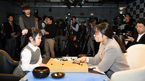 최정 9단  소녀기사에 한 수 지도