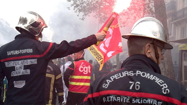 프랑스 소방관 임금인상 요구 대규모 시위경찰 물대포 진압