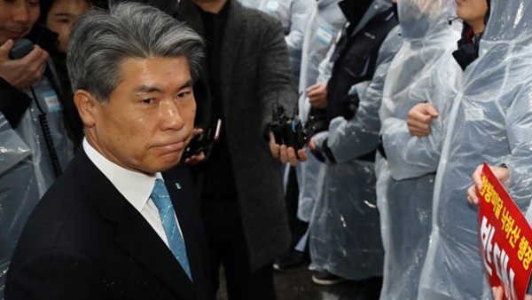 윤종원 기업은행장, 노조 반발에 3일차 출근도 실패