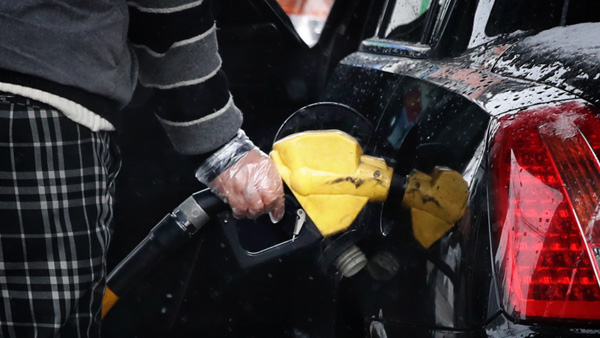 주유소 기름값 하락폭 확대…"코로나19 영향 가시화"