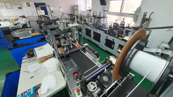 마스크 긴급출고 명령 첫 발동…생산중단 우려 업체에 필터 제공