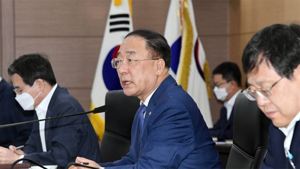 홍남기 "예비비 2.6조 등 호우대응재원 있다"…4차추경 '난색'