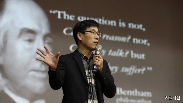 정의당, '조국 사태 대응 비판' 진중권 탈당 처리 