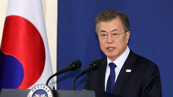 [리얼미터] 문 대통령 국정운영 긍정평가 44.9% 민주·한국 지지율 동반 하락