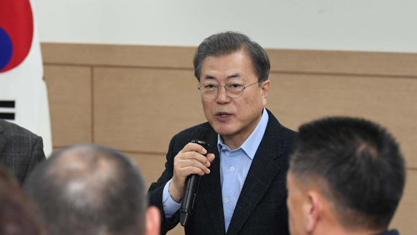 문 대통령, 우한 교민 머무는 진천·아산 잇달아 방문