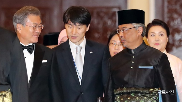 '한-말레이 수교 60주년' 文-압둘라 국왕 축사 서한 교환