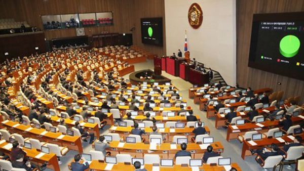 국회, '코로나 3법' 모두 의결…"검사 거부 처벌 가능"
