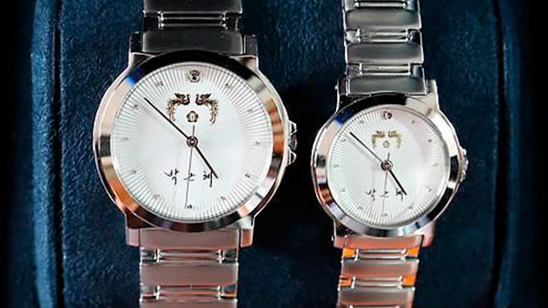 이만희 '박근혜 시계'…"신천지의 쇼" VS "연루의혹 밝혀야"